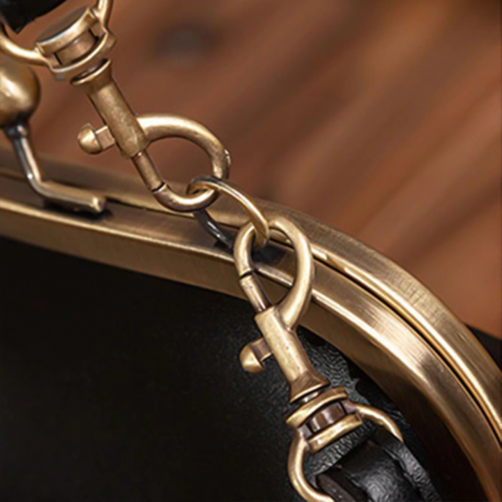 Vintage Kiss Lock Bag | Essential Retro Chic